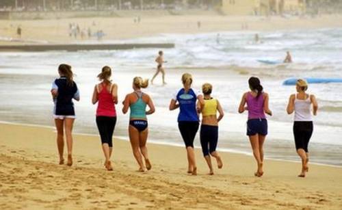 Exercitii fitness pe plaja
